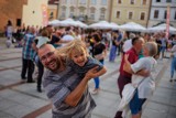 Tarnów. Tłumy mieszkańców tańczyły na tarnowskim Rynku. Tak wyglądała kolejna odsłona letniej potańcówki . Mamy zdjęcia! 