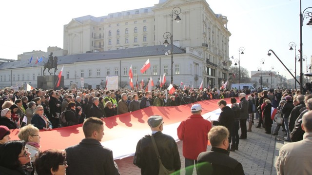 5 lat od katastrofy smoleńskiej. Tłumy przed Pałacem Prezydenckim [ZDJĘCIA]