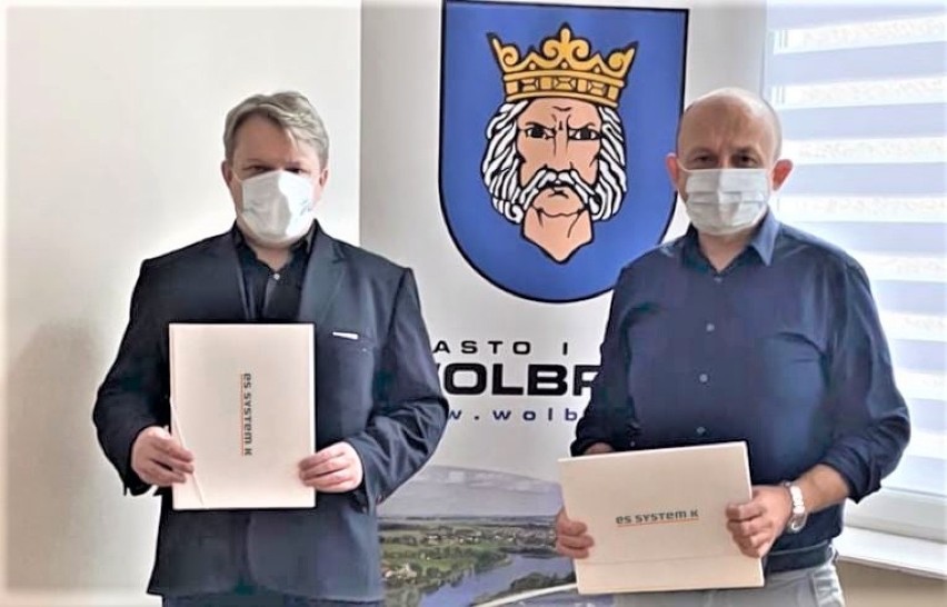Burmistrz Wolbromia Adam Zielnik (z lewej) po podpisaniu...