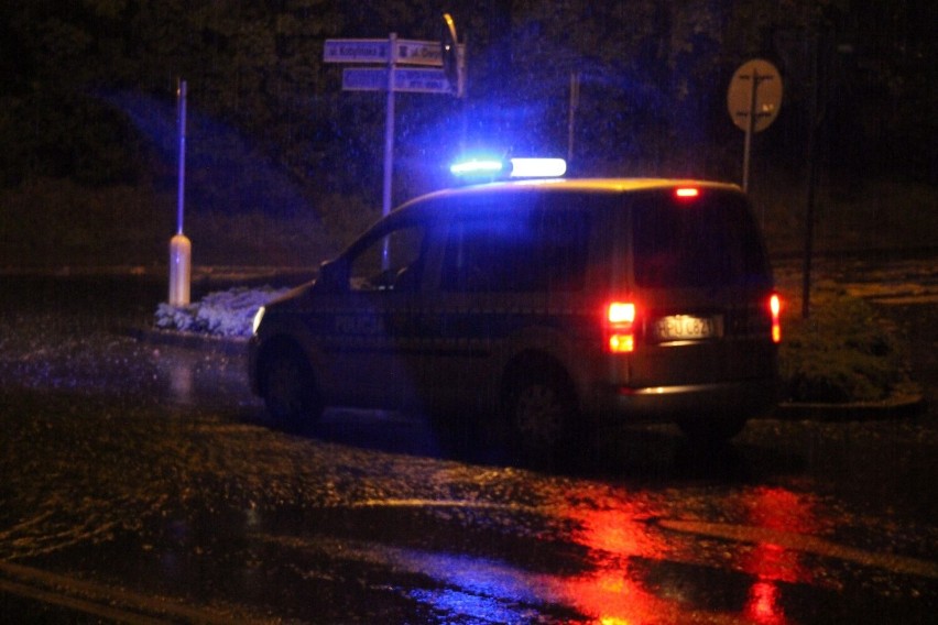 AKTUALIZACJA: Groźne burze nad powiatem. 33 zastępy w akcji! Ul. Kobylińska znów zalana! Liczne podtopienia [ZDJĘCIA + FILM]