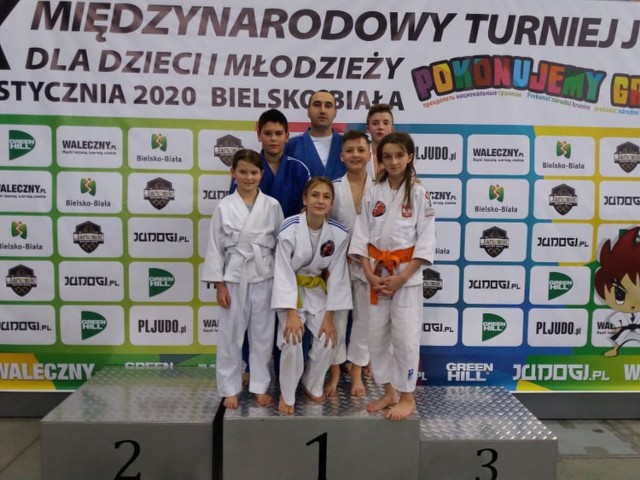 Julia Wojdyła i Celina Niedźwiedź z UKS MOSiR Jasło przywiozły z Międzynarodowego Turnieju Judo w Bielsku-Białej dwa brązowe medale