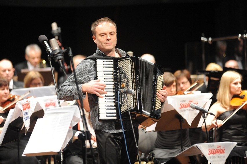 Słupsk: Piątkowy koncert Wiesława Prządki był okazja do protestu wobec budżetowych cięć