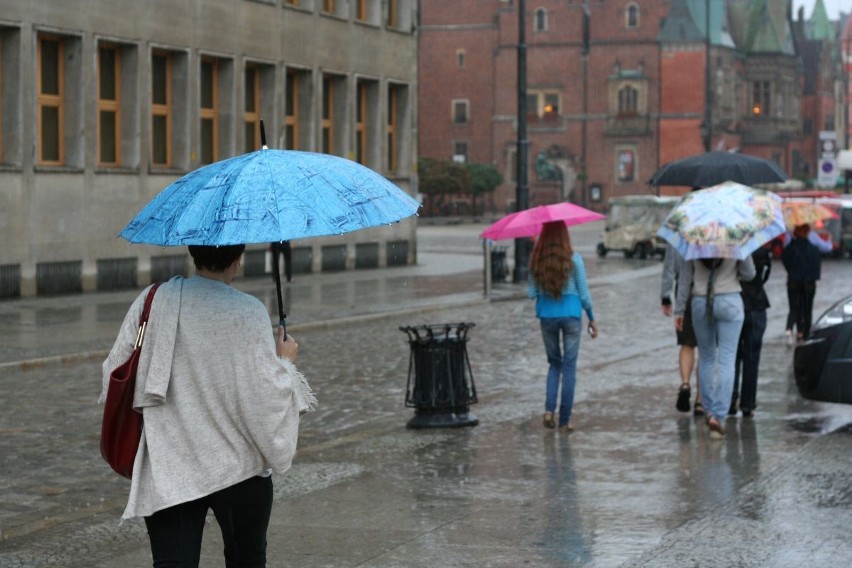 Deszczowy piątek we Wrocławiu (ZDJĘCIA)
