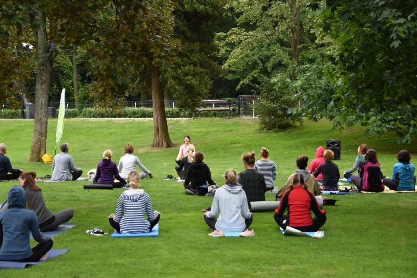 Relaks dla ciała i ducha, czyli joga w Parku Miejskim w Wejherowie [ZDJĘCIA]