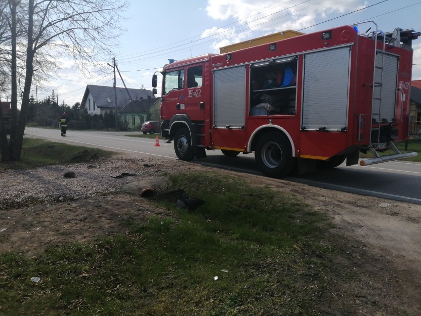 72-latek skasował znak i uderzył w drzewo na Łódzkiej w Skierniewicach
