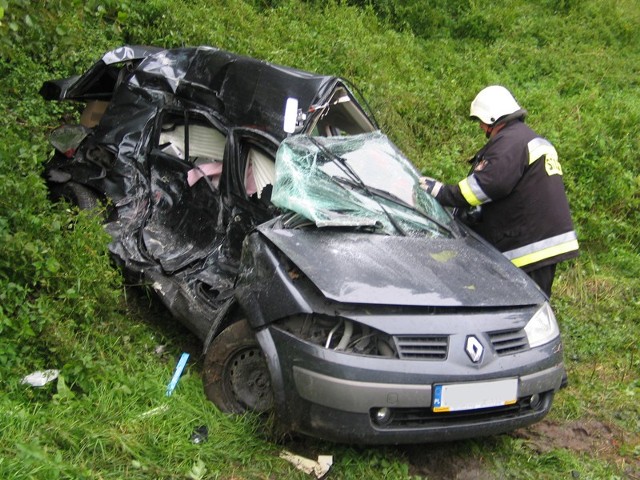 Renault uderzyło w tira bokiem, od strony pasażera