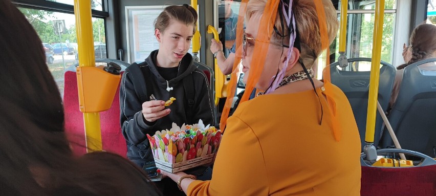Dzień Dziecka 2022. Bajkowa podróż komunikacją miejską. Po ulicach Konina jeżdżą wesołe autobusy