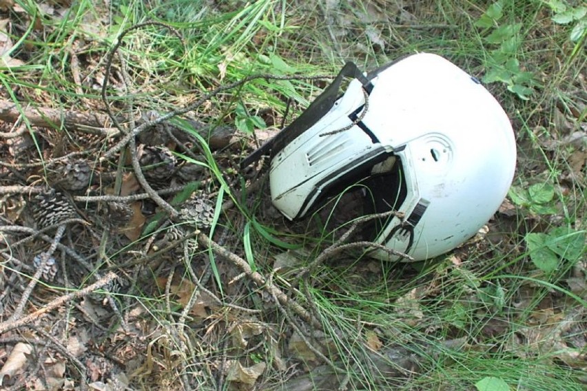 Wypadek motocyklisty w Tychach na Bieruńskiej. Mężczyzna uderzył w drzewo
