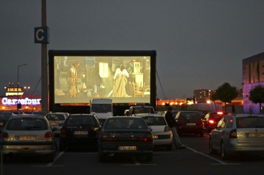 Na parkingu Ikei ruszyło letnie kino samochodowe