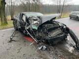 30-letni kierowca jaguara w Kętach wypadł z drogi i uderzył w drzewo. Samochód został doszczętnie zniszczony. Zdjęcia