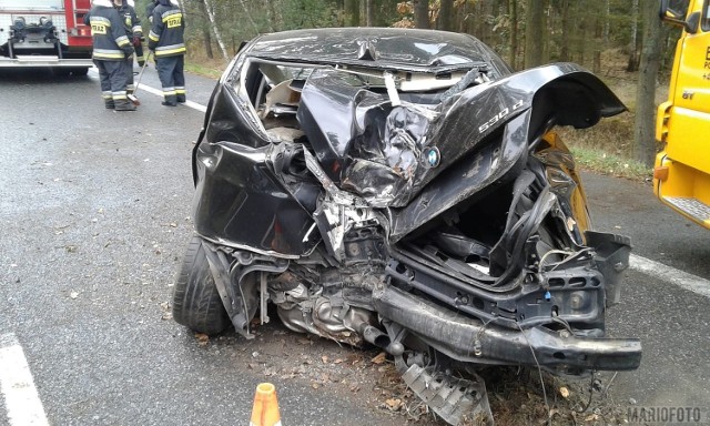 18-letni kierujący samochodem marki BMW, na DK 46 między Dąbrową a węzłem Prądy, nie dostosował prędkości do warunków na drodze, stracił panowanie nad autem, wjechał do rowu. 

Według naszych nieoficjalnych informacji auto uderzyło w drzewo przodem i tyłem, po czym zostało wyrzucone na jezdnię.

18-latek jechał sam, nic mu się nie stało. Został ukarany 50-złotowym mandatem. Zgłoszenie zdarzenia policja otrzymała o godz. 12.