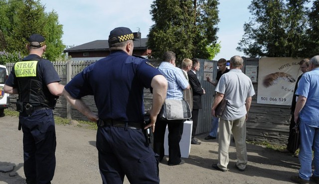 Krystian Siemiński, kierownik schroniska, dokładnie sprawdzał kogo wpuszcza do środka. Przedstawiciele mediów nie mieli tam wstępu.