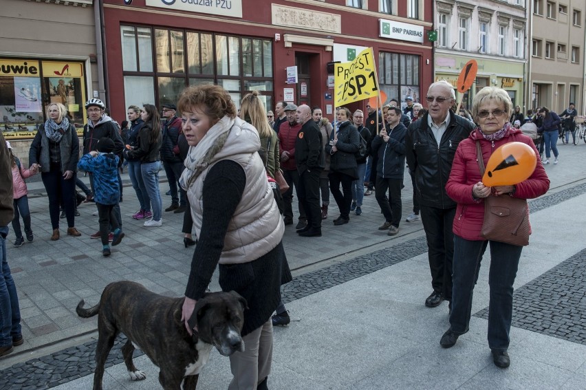 Kilkaset osób zgromadził w Brzegu marsz poparcia dla...