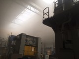 Pożar w firmie Teknia. W hali produkcyjnej panowały bardzo trudne warunki dla strażaków! Zadymienie było ogromne
