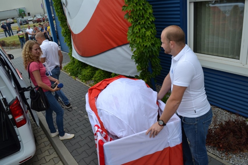 Wielka flaga Polski z Gliwic wyjechała do Marsylii. Będzie...