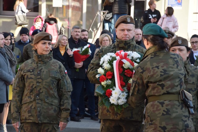 Składanie kwiatów pod pomnikiem Żołnierzy Wyklętych w Szczecinku