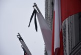 Flagi z kirem na Urzędzia Miasta Rybnika. Lekcje wychowawcze o hejcie i agresji [ZDJĘCIA]