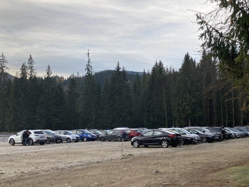 Turyści ciągną do Morskiego Oka. Nie ma wolnych miejsc na parkingach