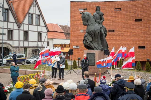 Oficjalne uroczystości połączone ze złożeniem kwiatów pod pomnikiem króla Kazimierza Wielkiego odbyły się w Bydgoszczy w czwartek (3 marca) w przededniu imienin władcy.