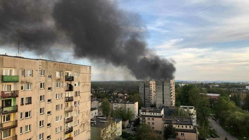 Olbrzymi pożar w Katowicach! Płonie hala przy ul. Rzepakowej - ZDJĘCIA. Dym widać było nawet z okolicznych miast!