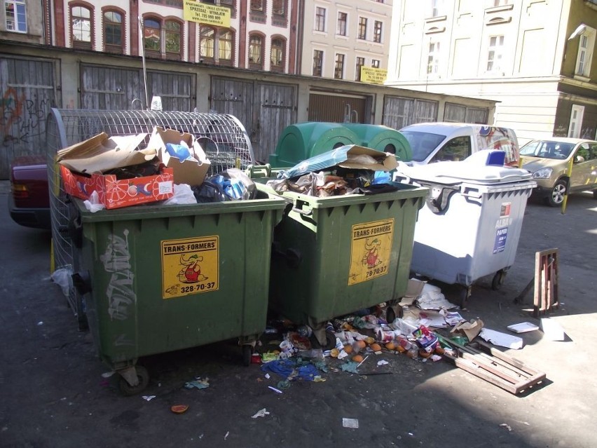 Wrocław: Centrum tonie w śmieciach. Winni właściciele lokali (ZDJĘCIA)
