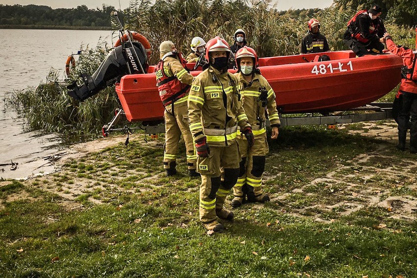 Akcja  strażaków w Osiecznej. Na jeziorze Łoniewskim zauważono dryfujący rower wodny. Nikogo nie było w środku [ZDJĘCIA]