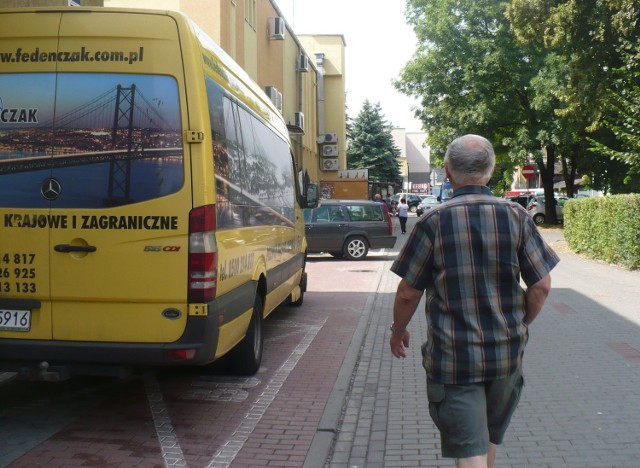 Część zapotrzebowania na dojazdy spełniają busy. Ale jak mówią ich pasażerowie, jeżdżą one za rzadko.