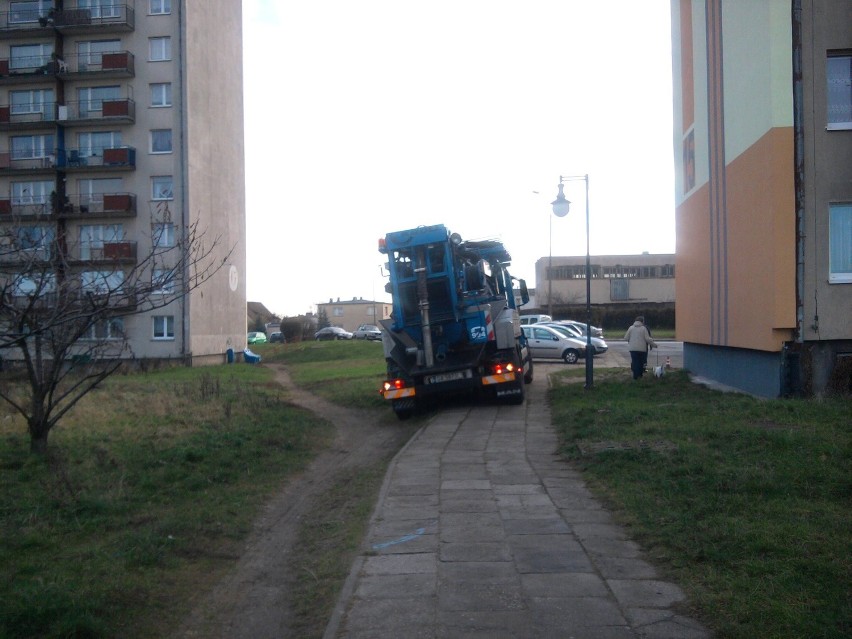 Internauta alarmuje: po chodnikach na osiedlu Kaszubskim w Wejherowie jeździ ciężki sprzęt