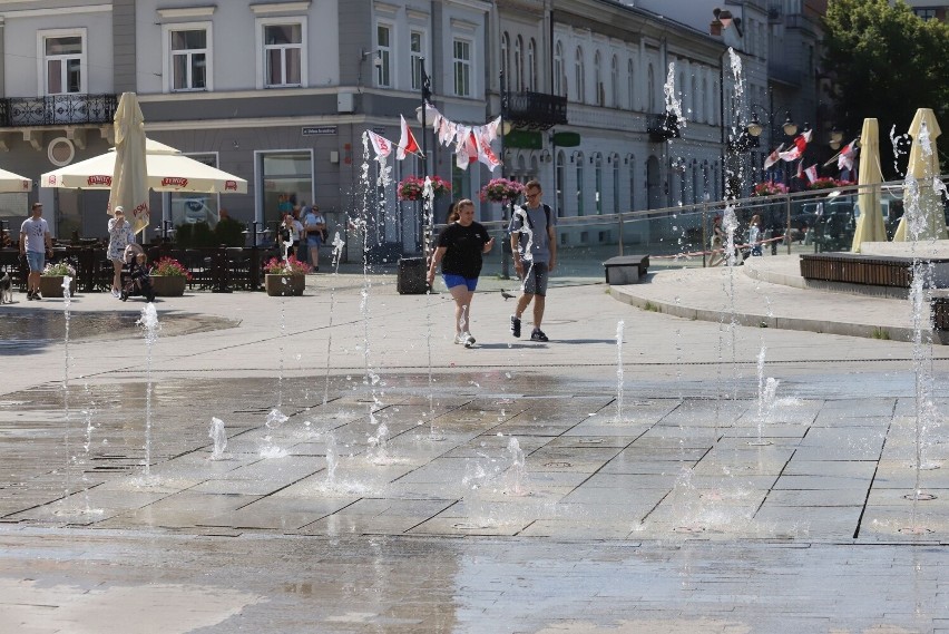 Poniedziałkowe upalne przedpołudnie w centrum Radomia. Wodociągi przygotowują kurtyny wodne i zdroje pitne. Zobaczcie zdjęcia