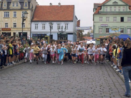 Start i metę biegu tradycyjnie wyznaczono na rynku.