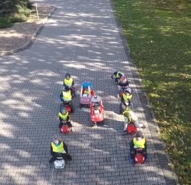 Przedszkolaki pokazują, jak utworzyć "korytarz życia"