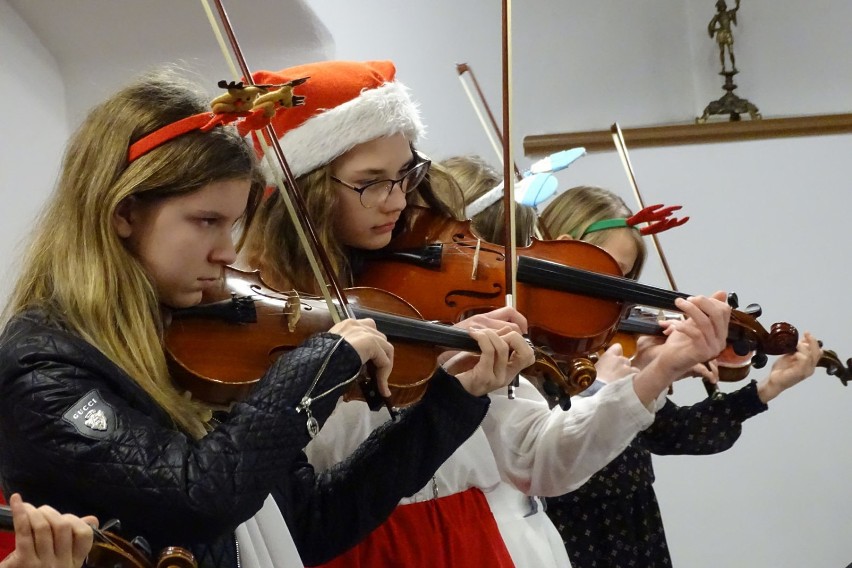 Strojenie bibliotecznej choinki i koncert PSM I St.