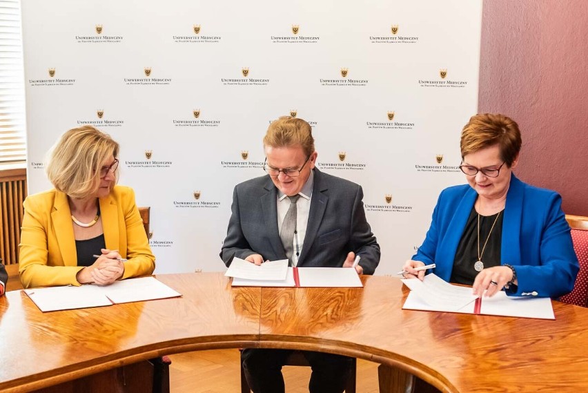 I LO w Wieluniu podpisało umowę patronacką z Uniwersytetem Medycznym we Wrocławiu