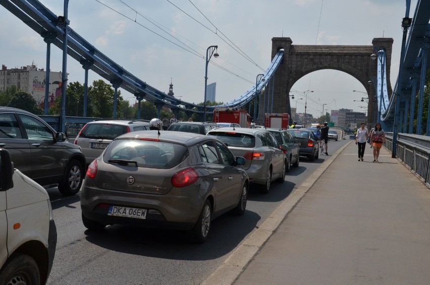 Wypadek na moście Grunwaldzkim. Czołowe zderzenie toyoty i BMW (ZDJĘCIA)