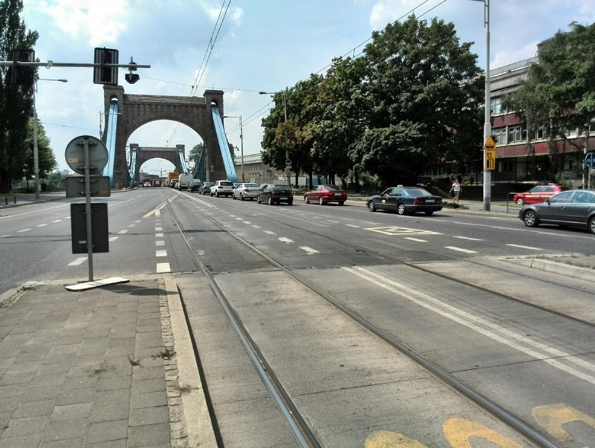 Wypadek na moście Grunwaldzkim. Czołowe zderzenie toyoty i BMW (ZDJĘCIA)