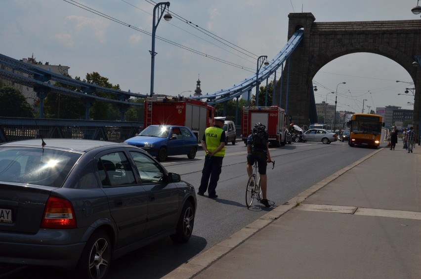 Wypadek na moście Grunwaldzkim. Czołowe zderzenie toyoty i BMW (ZDJĘCIA)