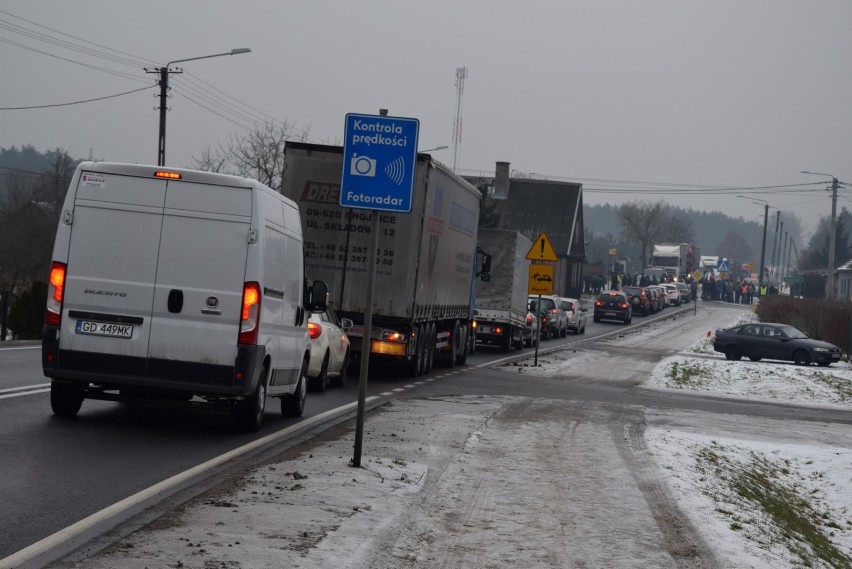 Rychnowy. Rolnicy blokowali przejście dla pieszych na drodze krajowej nr 22. Aktualizacja