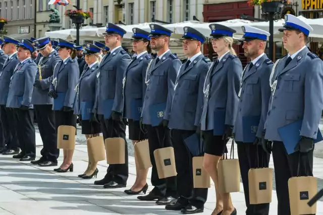 Podczas dzisiejszych Wojewódzkich Obchodów Święta Policji Medale za Długoletnią Służbę lub Pracę od prezydenta RP otrzymało 42 policjantów i pracowników policji.