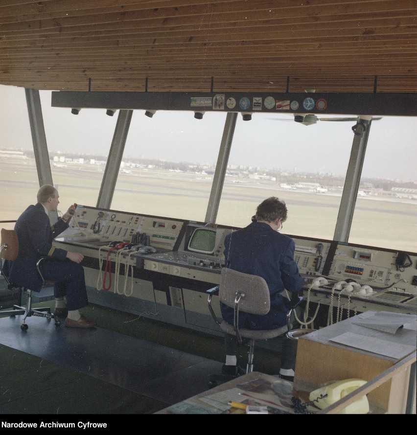 Kontrolerzy lotu na stanowiskach (wnętrze wieży kontroli),...