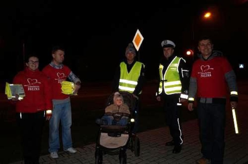 Policja w Słupcy: Odblaski dla pieszych i rowerzystów
