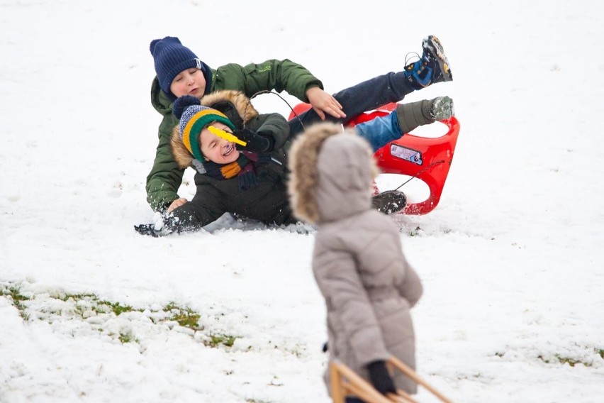 W Kujawsko-Pomorskiem spadł śnieg i dzieci od razu ruszyły...