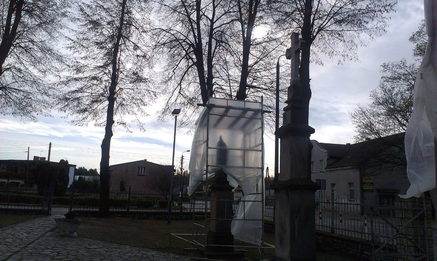 Zabytkowe rzeźby stoją przed kościołem parafialnym w...