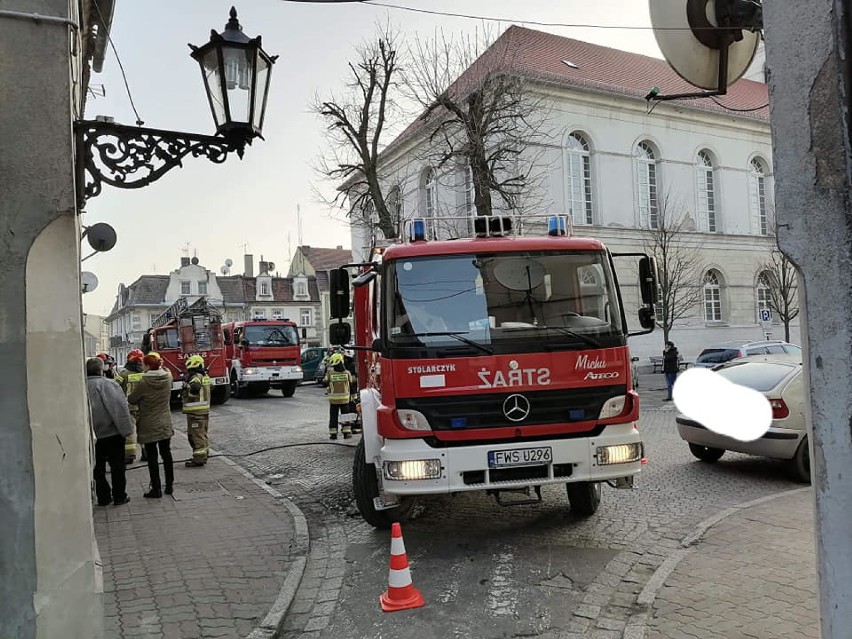 Akcja strażaków w centrum Sławy. Z zadymionej kamienicy ewakuowano mieszkańców