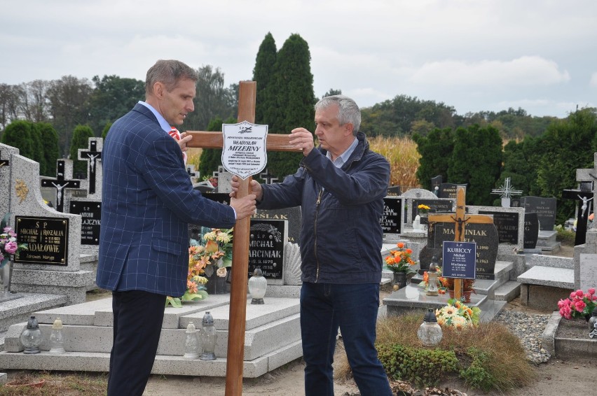 Krzyże ku pamięci bohaterów stanęły na cmentarzu w Broniszewicach [ZDJĘCIA]