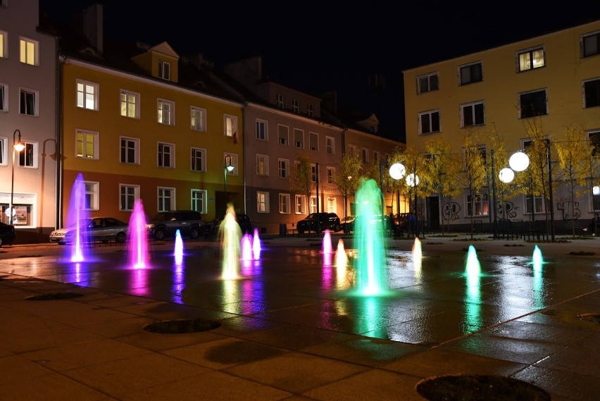 Fontanna na pl. św. Sebastiana w Opolu mieni się kolorami...