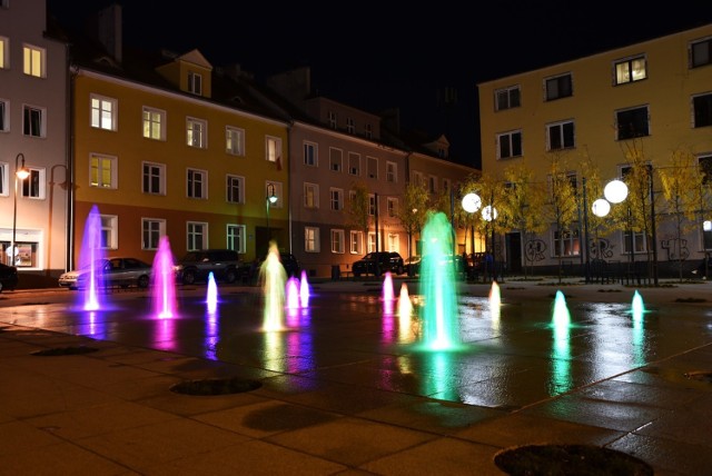Fontanna na pl. św. Sebastiana w Opolu mieni się kolorami tęczy