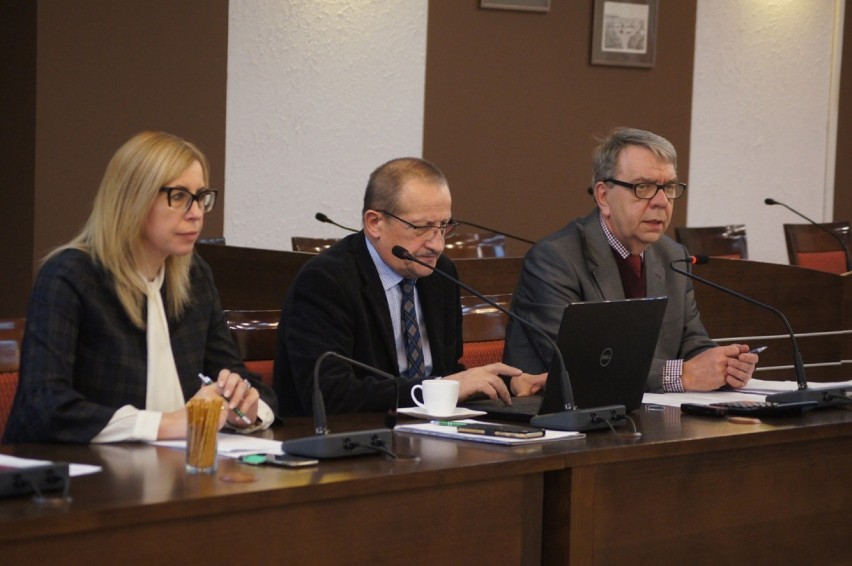 Radomsko: Powiatowy budżet na 2020 rok z 3 mln na inwestycje. Radny Ciach: "Rząd nas okradł"