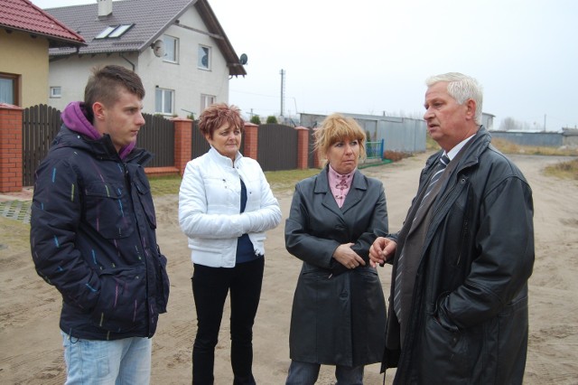 Zygmunt Wiecki, wiceburmistrz Skarszew (z prawej), podczas rozmowy z mieszkańcami