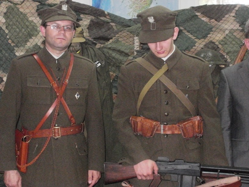 Szkolna Grupa Rekonstrukcji Historycznej dostała mundury i karabin