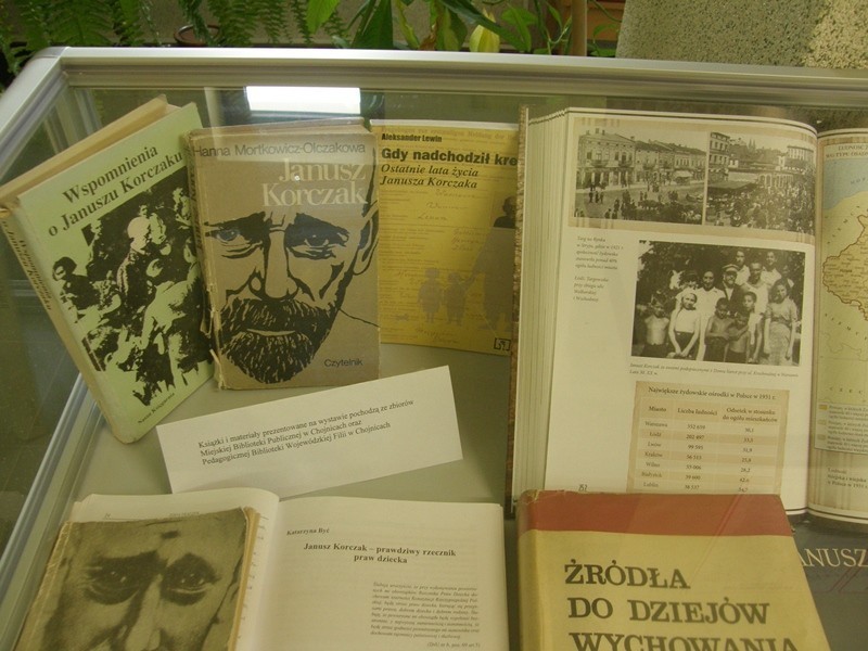 Miejska Biblioteka Publiczna w Chojnicach: Przyjdz, obejrzyj wystawę o Januszu Korczaku